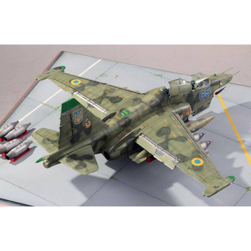 Su-25UB Frogfoot B TRUMPETER 02277 1/32ème Maquette Char Promo