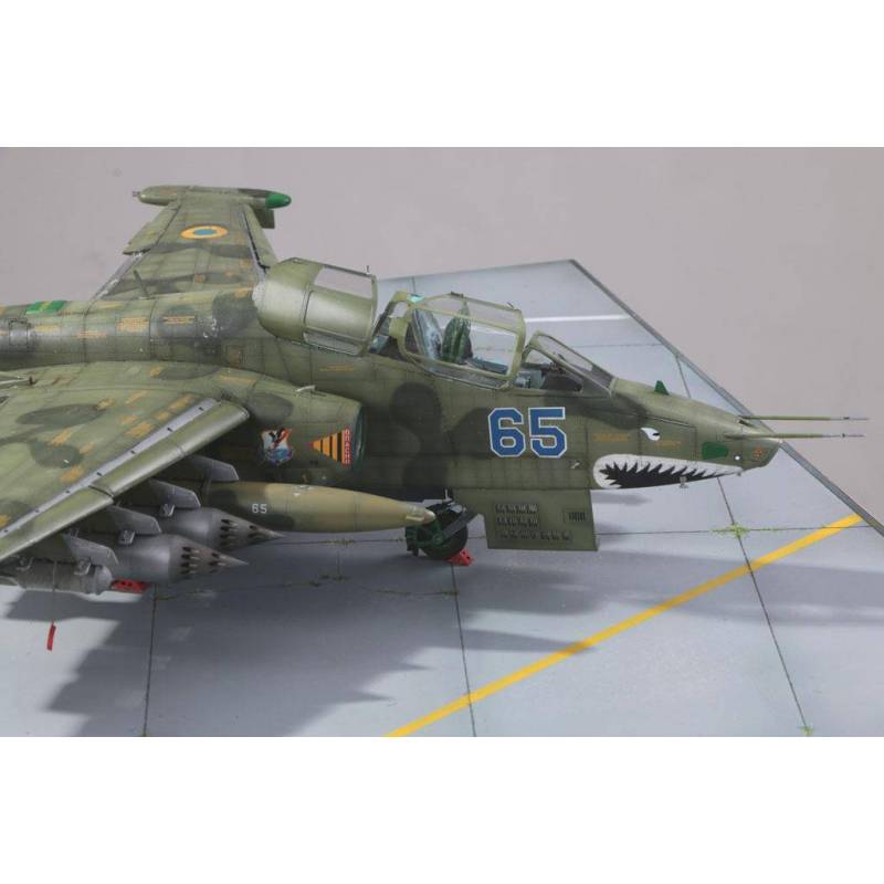 Su-25UB Frogfoot B TRUMPETER 02277 1/32ème Maquette Char Promo